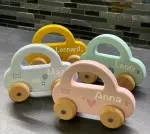 Label Label Holzauto - Spielzeug Auto aus Holz - Gruen, Rosa, Blau, Gelb personalisiert